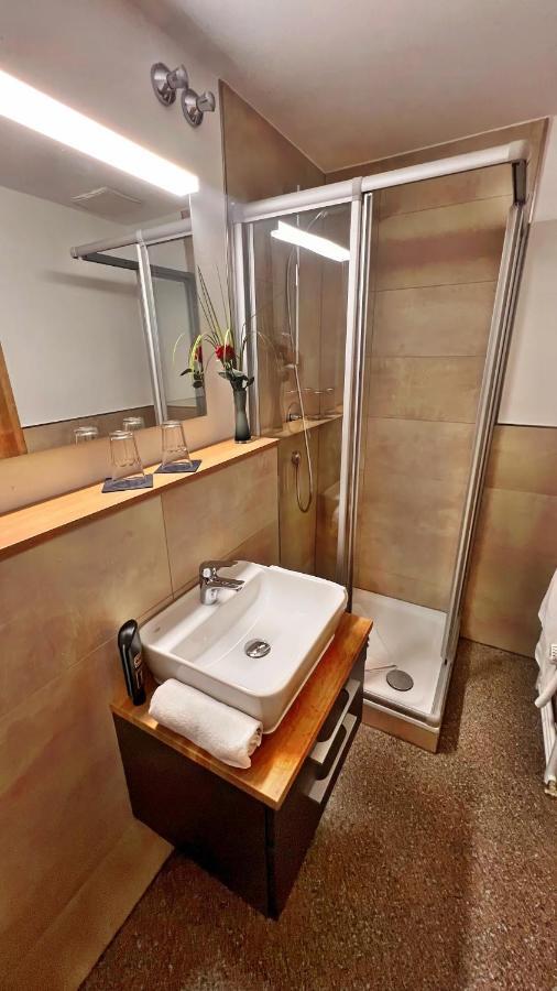 סלינגסטדט Hotel Zu Den Drei Kronen מראה חיצוני תמונה